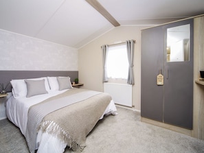 Iron/ironing board (on request) - Widemouth Bay Caravan Park (Near Bude)