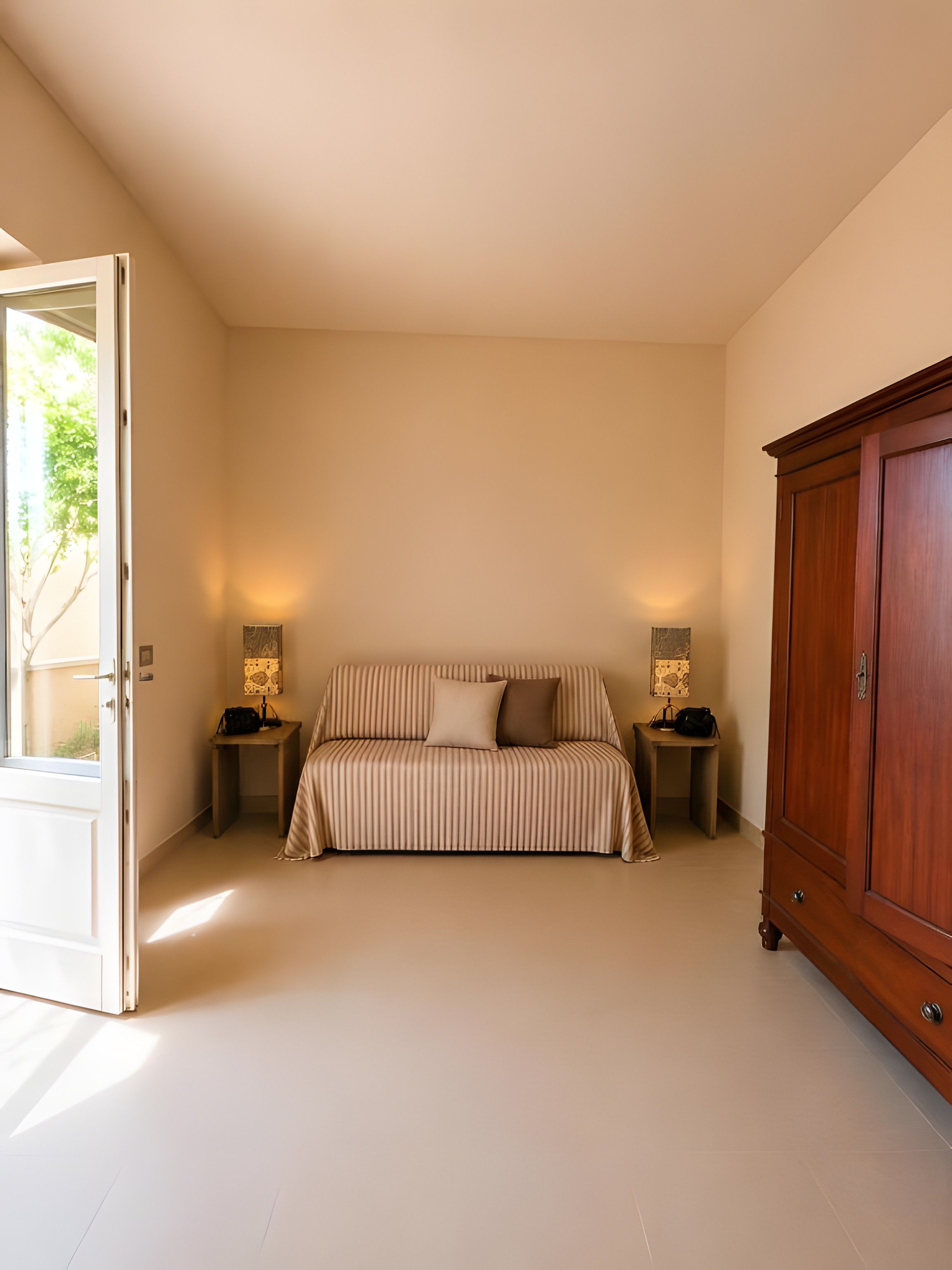 Ein Schlafzimmer mit Bett, Nachttischen und einem Kleiderschrank.
