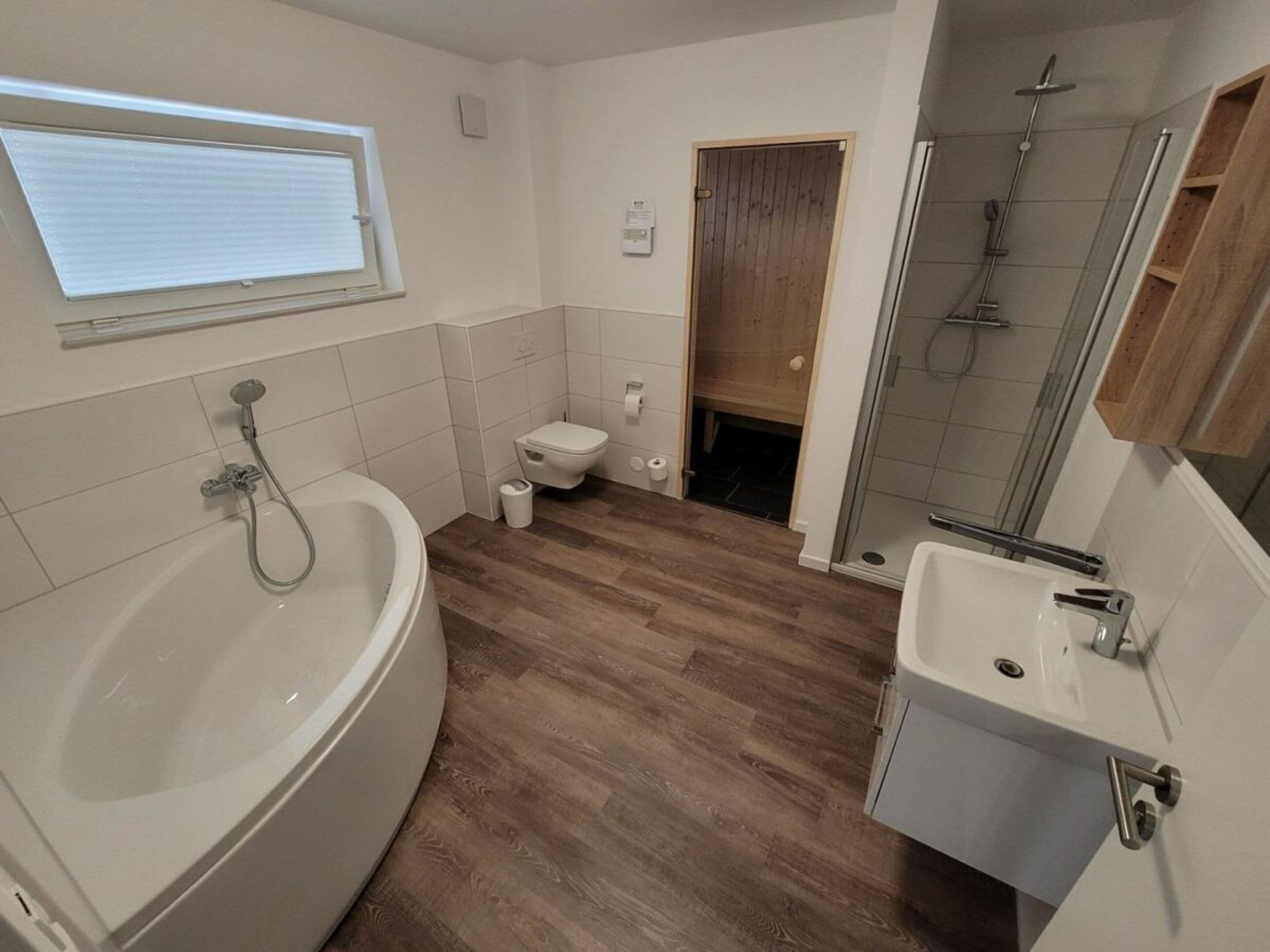 Un baño con bañera, inodoro, ducha y lavabo.