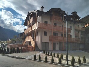 Ein mehrstöckiges Gebäude mit einer Rampe und einer Treppe zum Eingang.