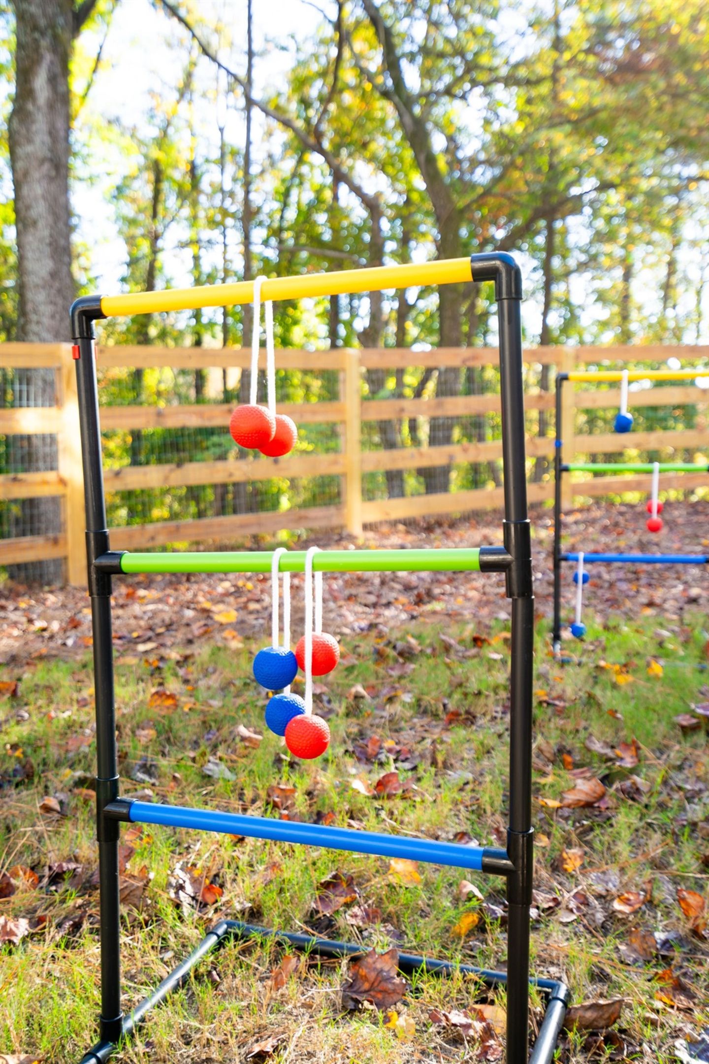 Une aire de jeux avec une balançoire et une structure d’escalade.