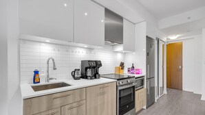 Private kitchen - StayToronto - Prime 1BR/1BA + Sofa Bed (Toronto)