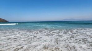A beach with clear water and a sandy shore. - King Suite - Casa Corazon Zen in Barra De Potosi with pool, 3 min. walk to beach (Barra de Potosí)