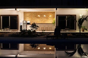 Outdoor dining - King Suite - Casa Corazon Zen in Barra De Potosi with pool, 3 min. walk to beach (Barra de Potosí)