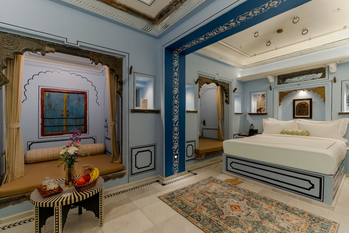 The Nilofer Suite (with Bathtub) | Truy cập Internet không dây miễn phí, bộ trải giường 