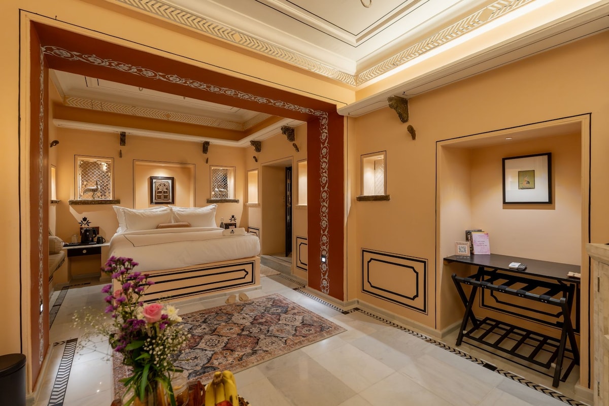 The Kesar Suite (with Bathtub) | Truy cập Internet không dây miễn phí, bộ trải giường 