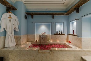 The Nilkamal Suite (with Bathtub) | Baño | Tina con regadera, secadora de cabello, toallas 