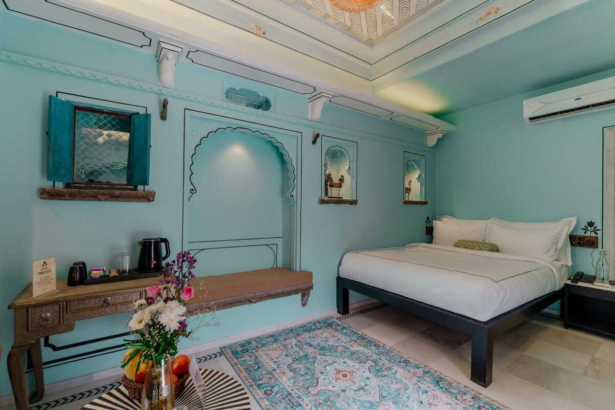 The Mogra Suite (with Bathtub) | Truy cập Internet không dây miễn phí, bộ trải giường 