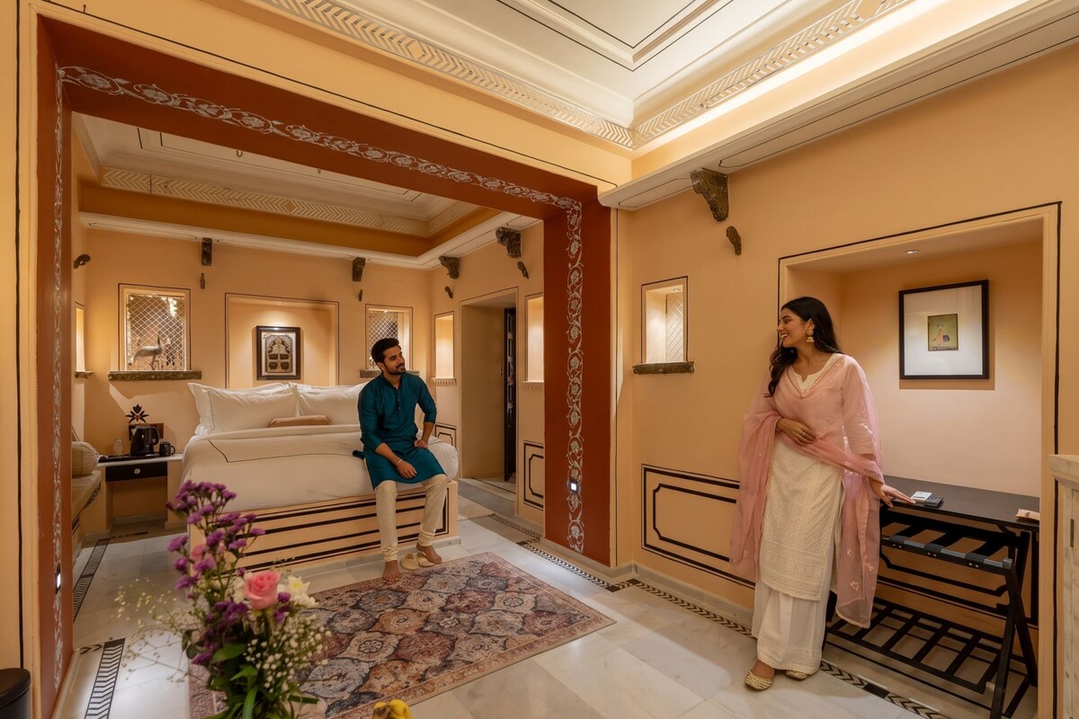 The Kesar Suite (with Bathtub) | WiFi (free), bed sheets