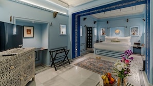 The Nilkamal Suite (with Bathtub)