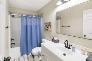 Bathroom - The Cozy Martin: A 3-bedroom house across the street from Lakeside park. (Pittsburg)