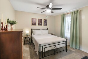 Room - The Cozy Martin: A 3-bedroom house across the street from Lakeside park. (Pittsburg)