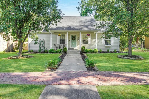 The Cozy Martin: A 3-bedroom house across the street from Lakeside park.