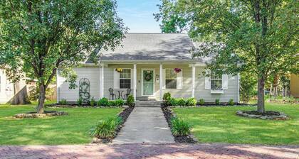 The Cozy Martin: A 3-bedroom house across the street from Lakeside park.