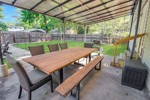 Outdoor dining - The Cozy Martin: A 3-bedroom house across the street from Lakeside park. (Pittsburg)