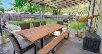 The Cozy Martin: A 3-bedroom house across the street from Lakeside park.
