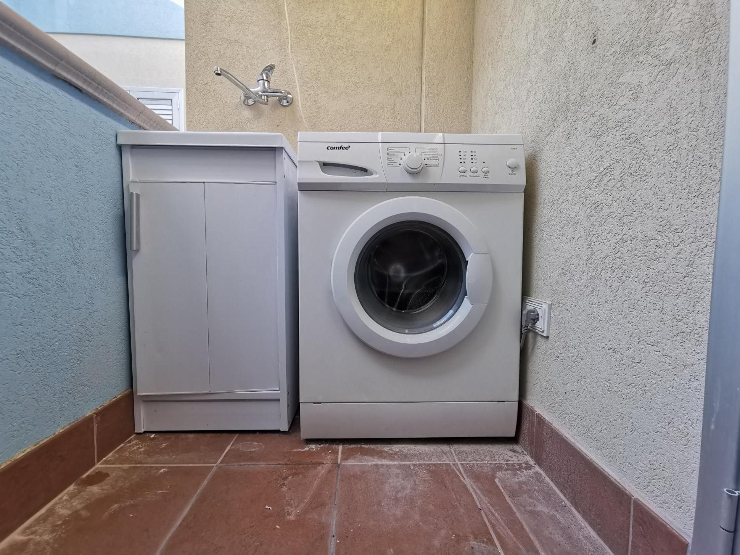 Um espaço compacto com máquina de lavar e secadora.