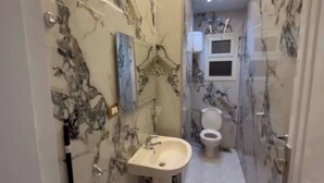 Bathroom - Spacious duplex perfect for families and groups. (Cairo Governorate)