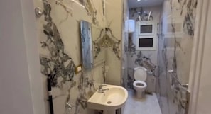 Bathroom - Spacious duplex perfect for families and groups. (Cairo Governorate)