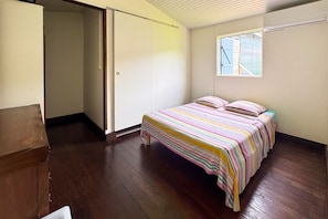A bedroom with a bed, a window, and a door. - L'Oasis dans le Désert - à 350 m de la plage (Sainte-Luce)