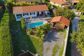 A residential property with a swimming pool, a covered patio, and a fenced yard. - Mi Casa Blanca - piscine privée (La Teste-de-Buch)