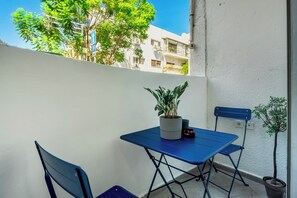 Outdoor dining - The Tel Hai Studio – Unique & Stylish Stay Near Dizengoff Square (Tel Aviv-Yafo)