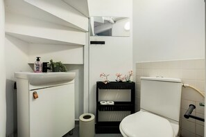 Bathroom - The Tel Hai Studio – Unique & Stylish Stay Near Dizengoff Square (Tel Aviv-Yafo)
