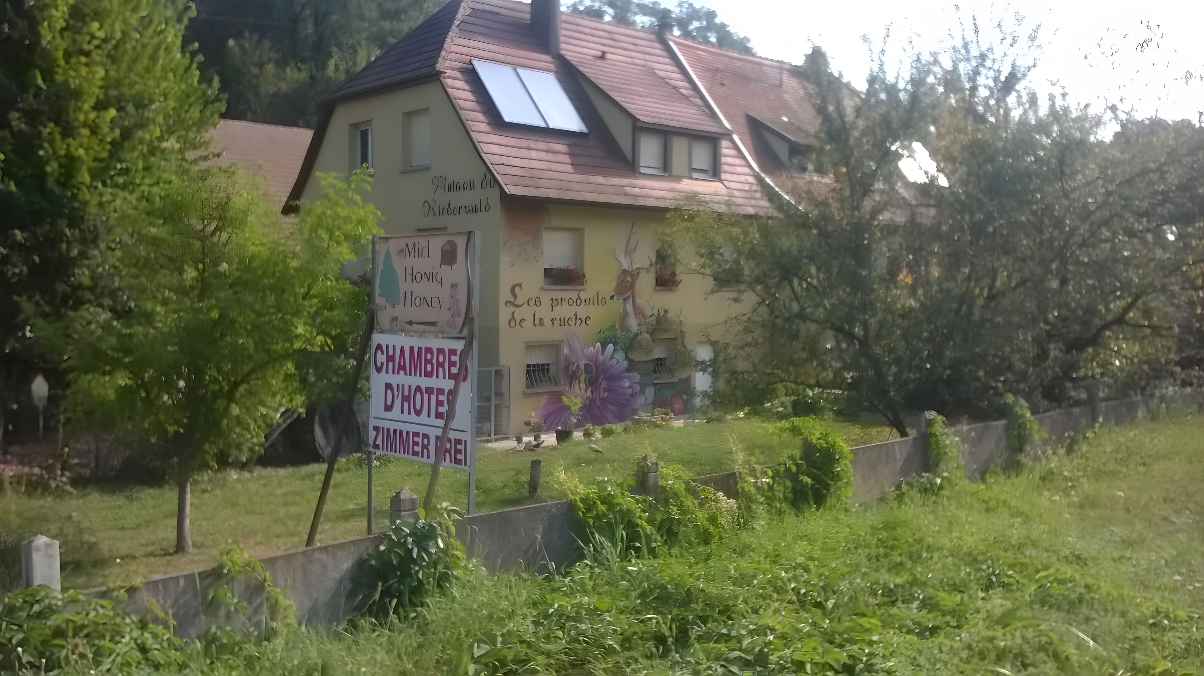 A house with a sign indicating it is a hotel with free rooms.