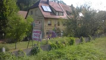 A house with a sign indicating it is a hotel with free rooms.