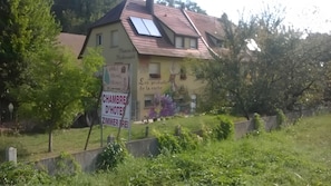 Une maison avec une enseigne indiquant qu’il s’agit d’un hôtel proposant des chambres gratuites.