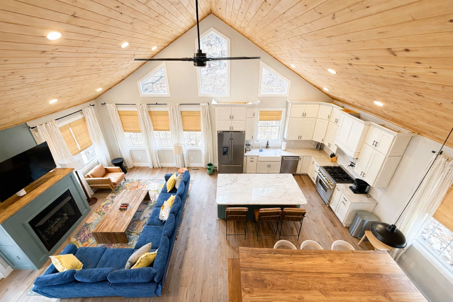 Un loft spacieux avec de hauts plafonds, un coin salon confortable, une cuisine équipée d’appareils modernes et de grandes fenêtres laissant entrer la lumière naturelle.