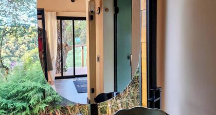 Treehouse in Campos do Jordão, a romantic retreat of good taste and tranquility.
