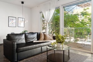 Living area - Lapin Premium – Modern 2BR Apartment with Balcony Near the Beach (Tel Aviv-Yafo)