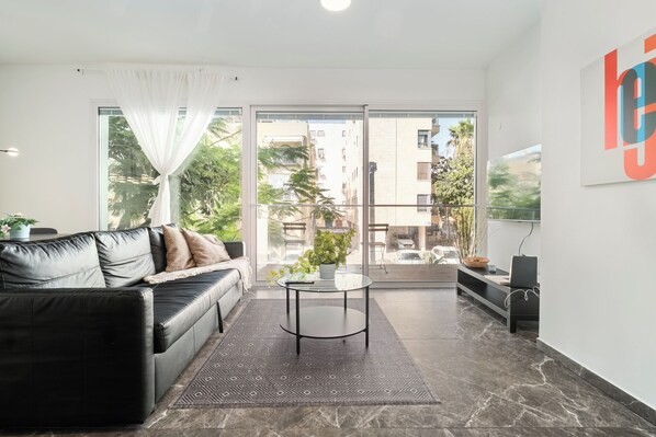 Living area - Lapin Premium – Modern 2BR Apartment with Balcony Near the Beach (Tel Aviv-Yafo)