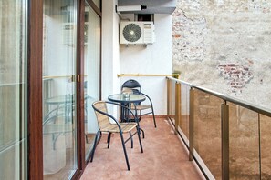 Outdoor dining - Spacious 2-Bedroom Apartment near Cluj City Center with Free Parking (Cluj-Napoca)