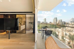 Outdoor dining - Grand Lapin Penthouse – Luxury 4BR Duplex with Panoramic Views (Tel Aviv-Yafo)