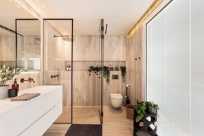 Bathroom - Grand Lapin Penthouse – Luxury 4BR Duplex with Panoramic Views (Tel Aviv-Yafo)