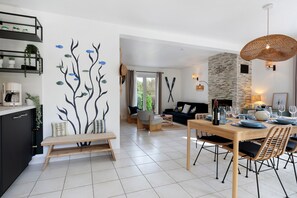 Un espacio moderno para vivir con cocina, comedor y zona de estar.