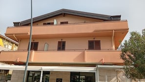 A two-story building with a flat roof and a balcony on the upper floor. - CASA MARINA GRANDE.
Siamo a 80m dal mare. Con 1 camera, 1 bagno e posto auto. (Montesilvano)
