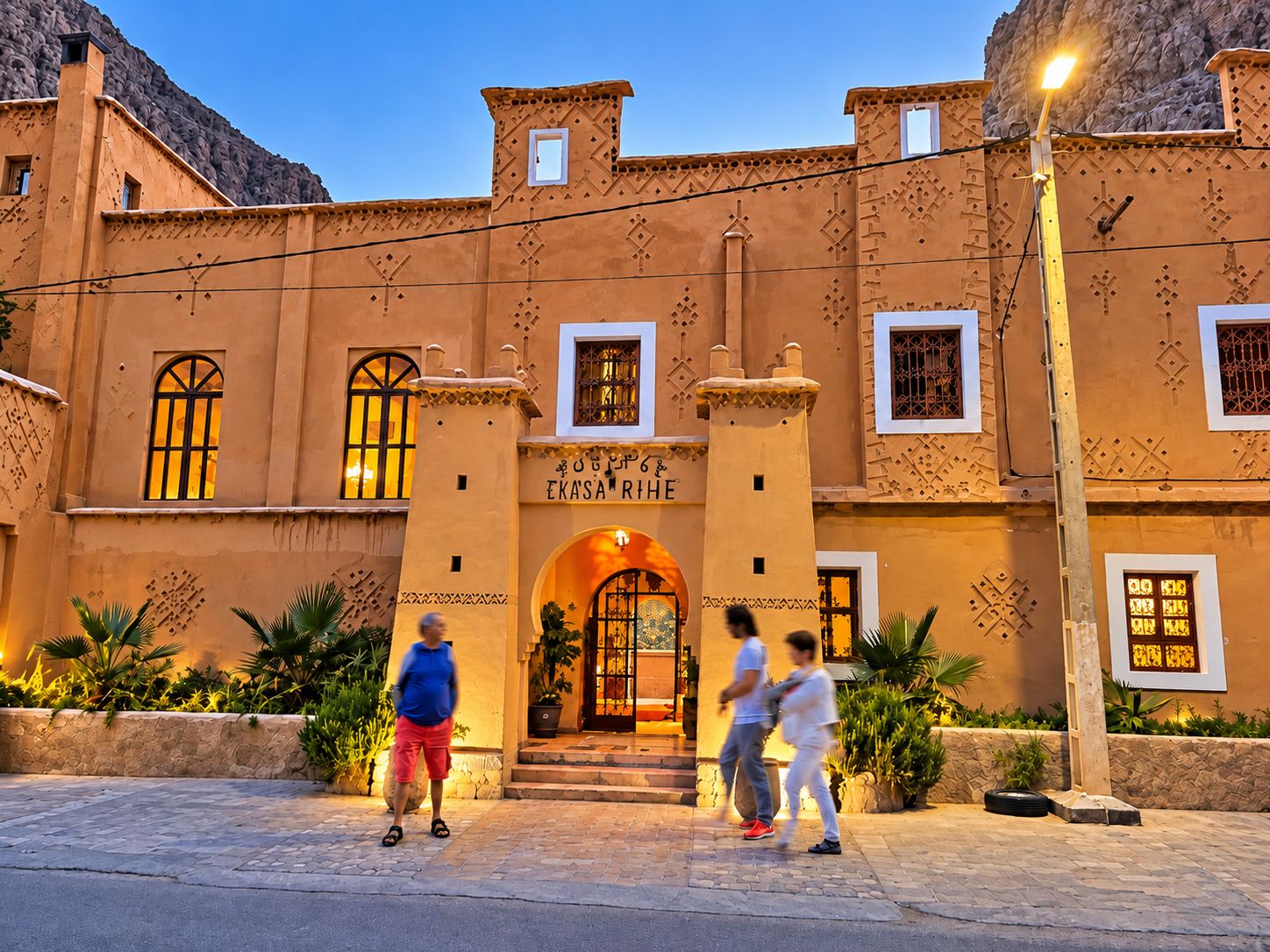 Un bâtiment de style architectural traditionnel, doté d’une entrée centrale surmontée d’une arche décorative et d’une enseigne.