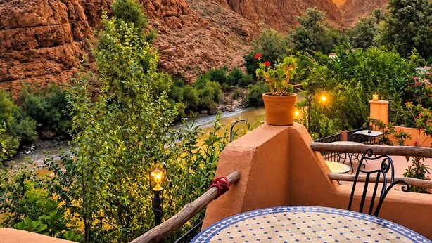 A terrace with a view of a canyon and a sunset. - auberge tissadrine (Drâa-Tafilalet)