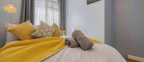 Desk, WiFi, bed sheets