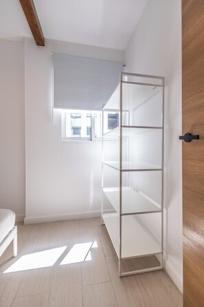 Ein Zimmer mit Einbauschränken, einem Fenster und einer Tür.