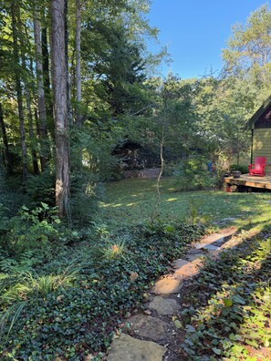 A wooded area with a stone path leading to a rustic cabin. - The ‘Little House’ in Black Mountain (Black Mountain)