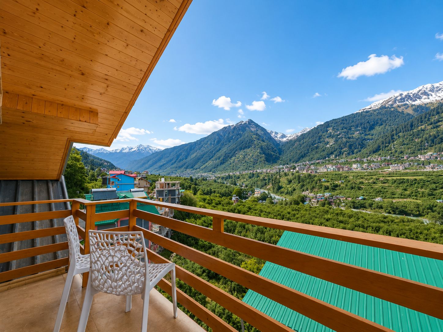 Un balcón con vistas a un paisaje montañoso.