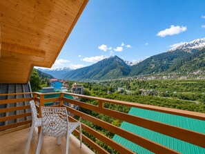 A balcony with a view of a mountainous landscape. - The Heaven Paradise Manali (Manali)