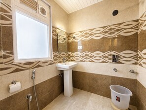 Habitación básica doble, balcón, vistas a la montaña | Baño | Ducha, artículos de higiene personal gratuitos, toallas y jabón