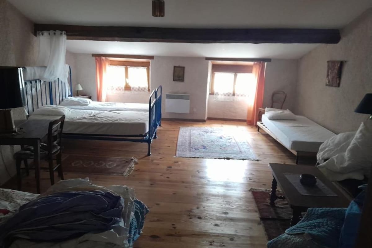 Standard-Dreibettzimmer, Blick auf den Innenhof | Kostenloses WLAN