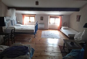 Standard-Dreibettzimmer, Blick auf den Innenhof | Kostenloses WLAN