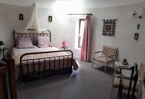 Familien-Vierbettzimmer, Blick auf den Innenhof | Kostenloses WLAN